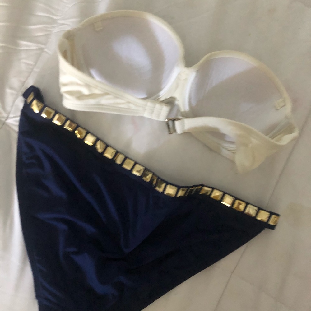 Bikini - Picture 3 of 5